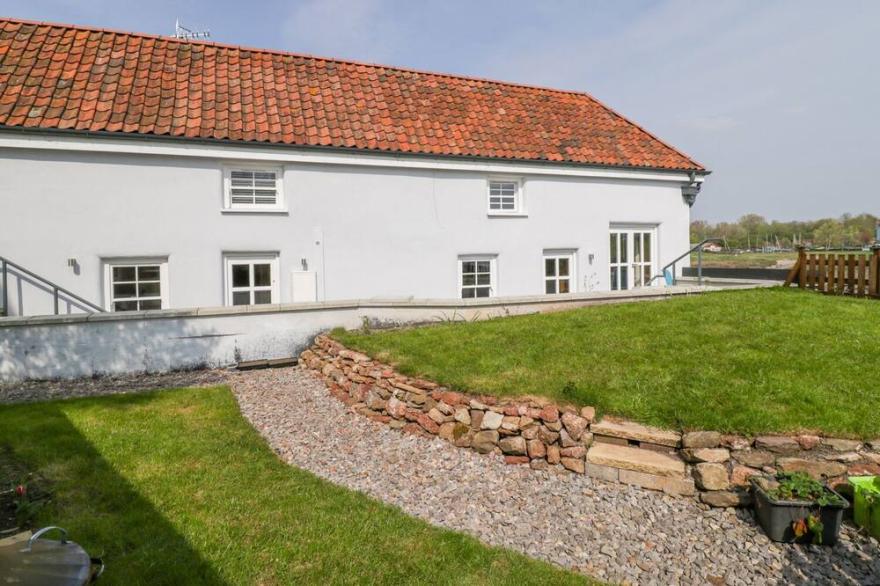 AVONSIDE COTTAGE, pet friendly, with a garden in Pill, Somerset