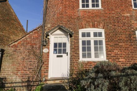 LANTERN COTTAGE, pet friendly, character holiday cottage in Rye