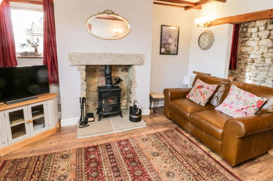 THE LODGE, pet friendly, character holiday cottage in Whitby