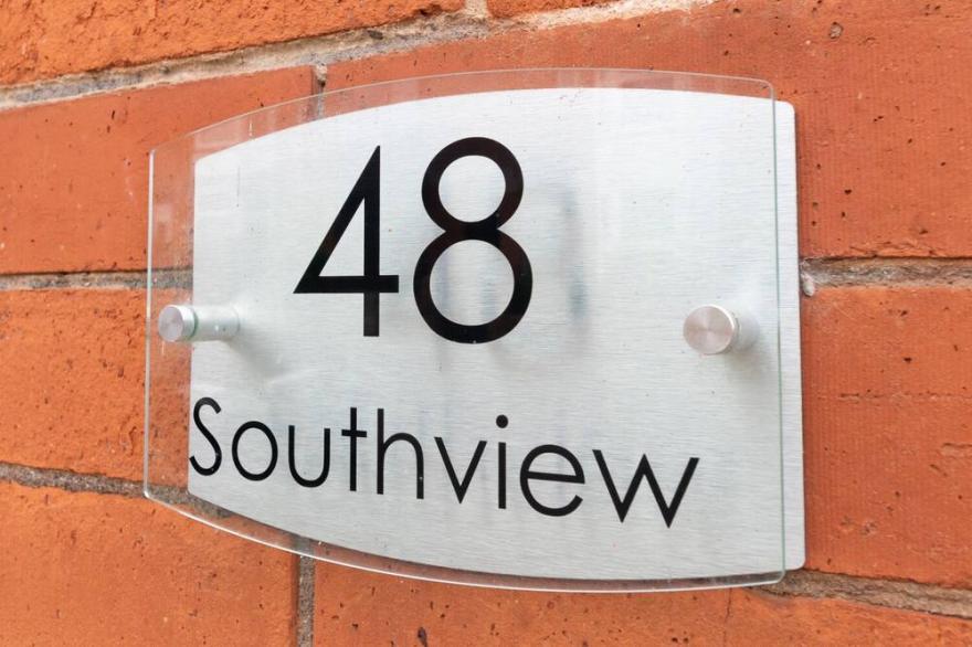 SOUTHVIEW RETREAT, pet friendly, with a garden in Weymouth