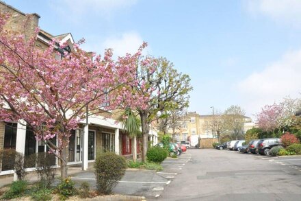 Trendy Loft in Dalston with Parking,130 qm, 3 bedrooms, 6 Guests, Wifi