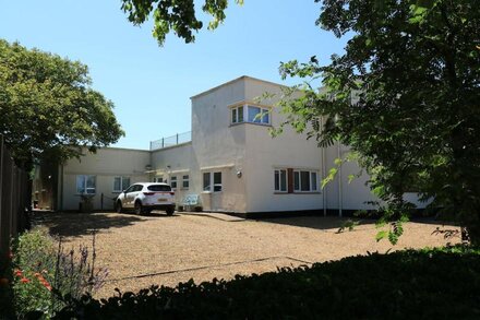 Sea-Glimpse, Old Hunstanton, contemporary apartment + beach hut 500-yards to sea