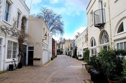 Mindblowingly Stylish Kensington Mews House w/Terrace in Heart of it All!