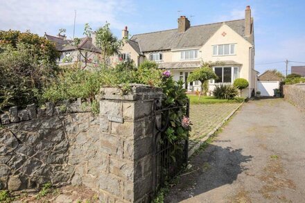 AFALLON, family friendly, character holiday cottage in Nefyn