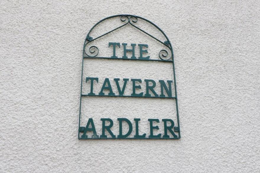 CABIN AT THE TAVERN, pet friendly, with a garden in Coupar Angus