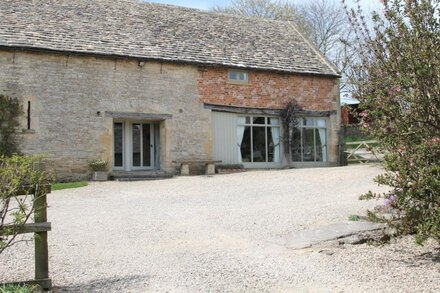 Delightful, barn cottage in peaceful rural village. Walks, pubs, scenery. Relax!