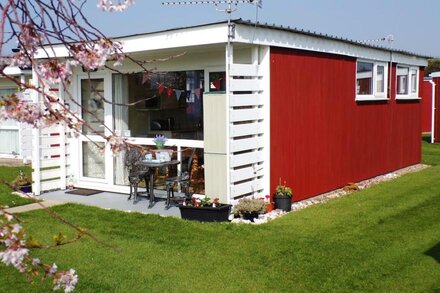 Cosy Cabin, 5 Minute Walk to Beach, Coastal Chalet