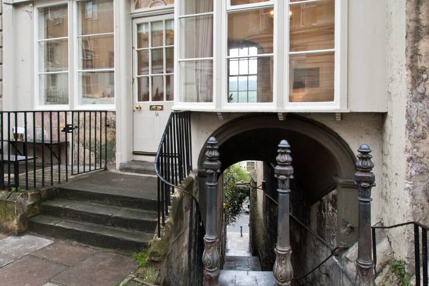 Quirky Georgian Townhouse In The Heart Of Old Bath (sleeps Up To 10)