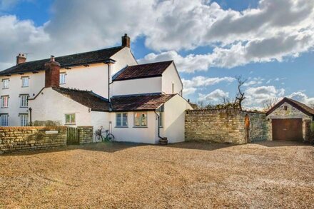 BATH HOUSE, pet friendly, character holiday cottage in Langport