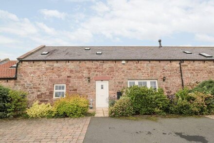 BEEHIVE BARN, luxury holiday cottage, with open fire in Beal