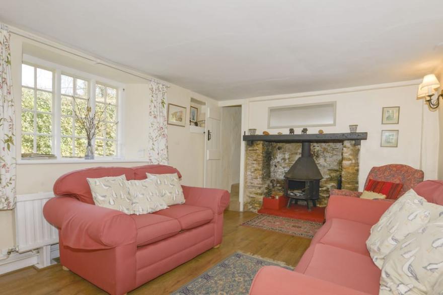 YEW TREE COTTAGE, pet friendly, with open fire in Stoke Fleming