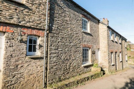 YEW TREE COTTAGE, pet friendly, with open fire in Stoke Fleming