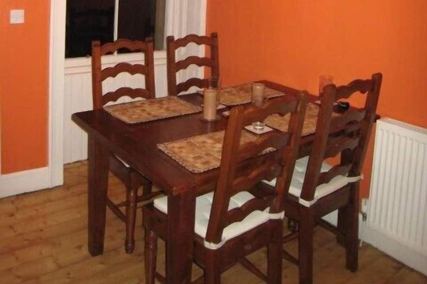 Generously proportioned and quiet georgian style flat close to center