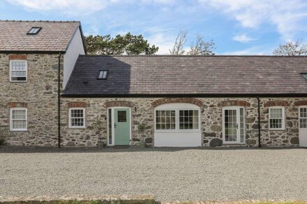 THE COACH HOUSE, pet friendly, character holiday cottage in Rhosneigr