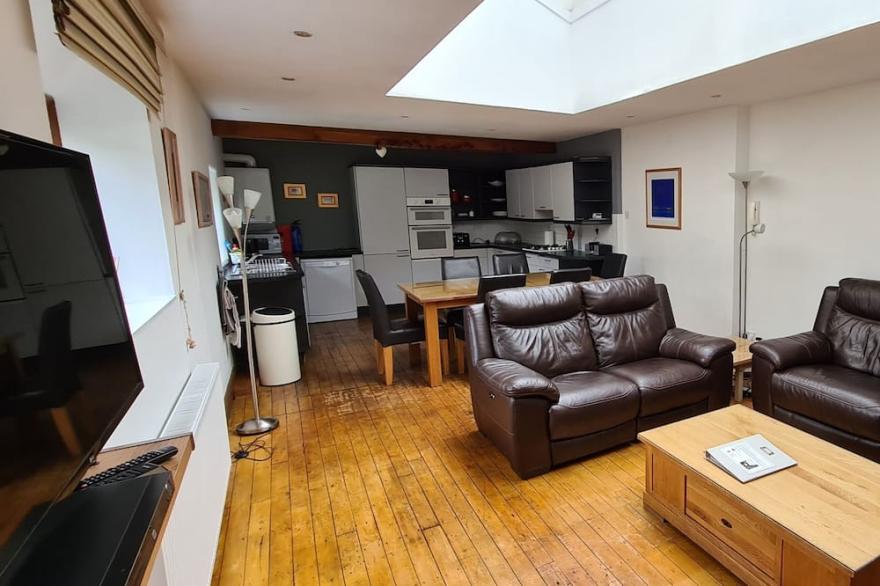 Brew House: 3 Ensuite Beds, Patio Garden, 3 Car Parking, Level walk to town