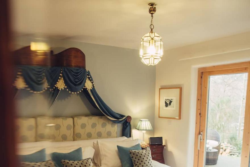 Stunning Knoydart Studio, Best Hot Tub View for 2, E-Bike Hire & Pet Friendly