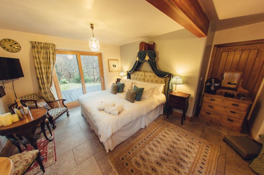 Stunning Knoydart Studio, Best Hot Tub View for 2, E-Bike Hire & Pet Friendly