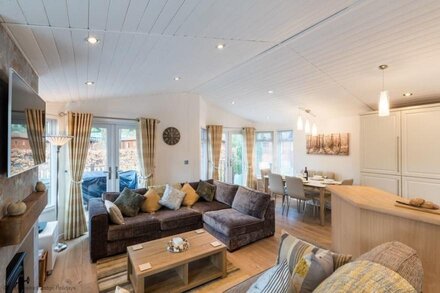 BROAD LARCH LODGE, family friendly in Bowness-On-Windermere