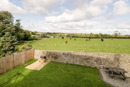 THE MEADOWS, family friendly, character holiday cottage in Pentraeth