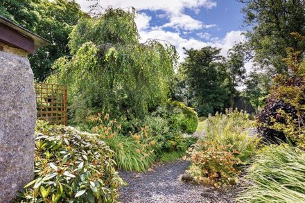 LITTLE LEIGHS, pet friendly, character holiday cottage in Warbstow,