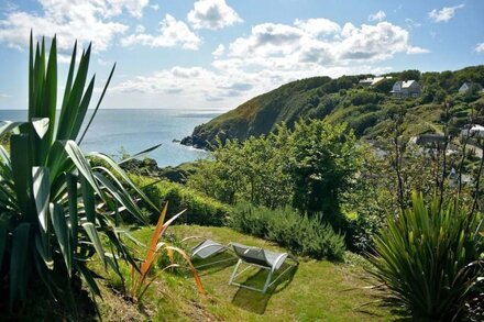 The Cot in Cadgwith Cove- sleeps 4 guests  in 2 bedrooms