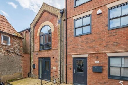 This stunning townhouse is part of an exciting new development set right in the heart of the histori