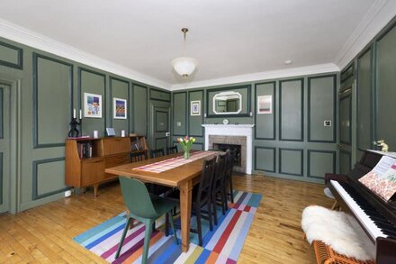 Eclectic & Design Led 3BR apt near Edinburgh Castle