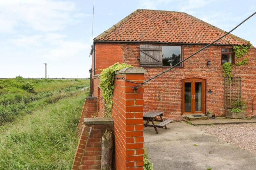 BARN OWL, Pet Friendly, Character Holiday Cottage In Louth