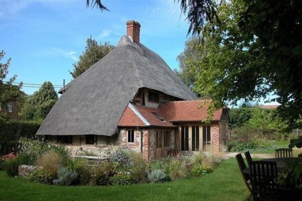 THE YEOMAN'S HOUSE, family friendly, with a garden in Petworth