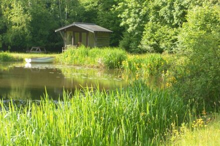 BERRYS PLACE FARM COTTAGE, family friendly in Churcham