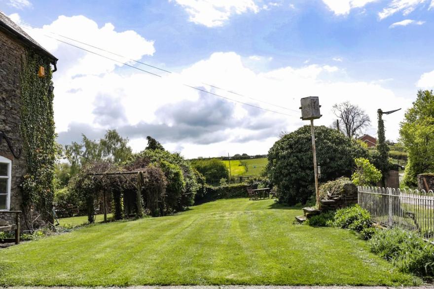 BLUEBELL COTTAGE FARM STAY, Romantic, With A Garden In Leominster