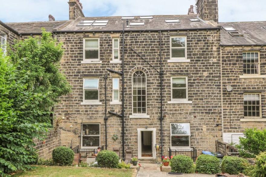 BELLE VUE, pet friendly, character holiday cottage in Ilkley