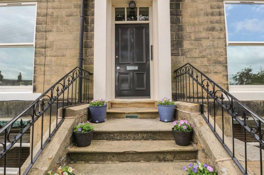 BELLE VUE, Pet Friendly, Character Holiday Cottage In Ilkley