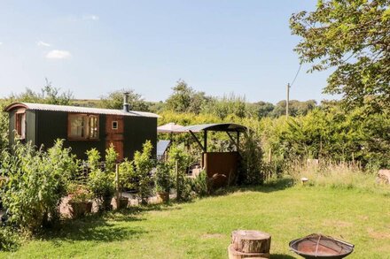 KEETS AT MIDDLE ACRE, romantic, with hot tub in Ringstead