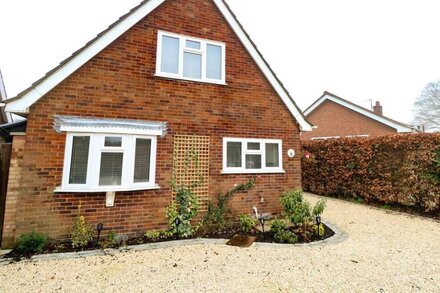 LARK RISE, pet friendly, with hot tub in Wroxham