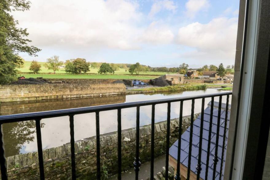 LOCK VIEW, pet friendly, luxury holiday cottage in Gargrave