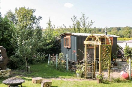 SAMPHIRE AT MIDDLE ACRE, romantic, with hot tub in Ringstead