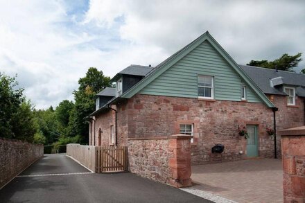 DRYBURGH STEADING FOUR - by the River Tweed at Dryburgh, sleeping 4