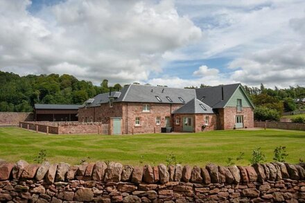 DRYBURGH STEADING THREE - by the River Tweed at Dryburgh, sleeping 6