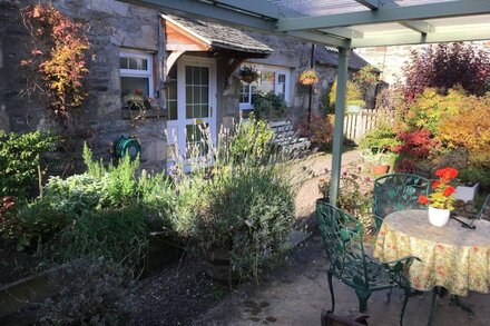 Quaint secluded cottage in the heart of the village in the heart of Scotland.