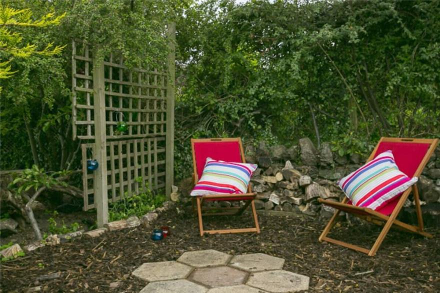 Charming and stylish cottage in the heart of a pretty conservation village. Sleeps 7.