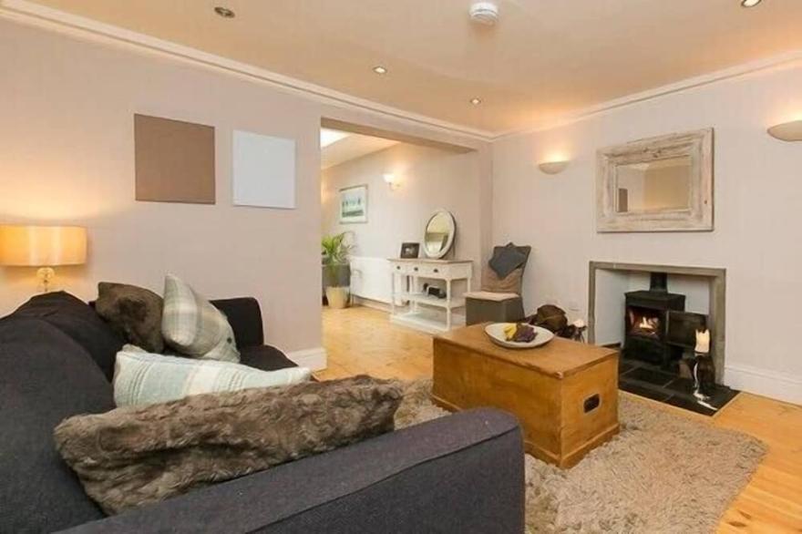 Charming and stylish cottage in the heart of a pretty conservation village. Sleeps 7.