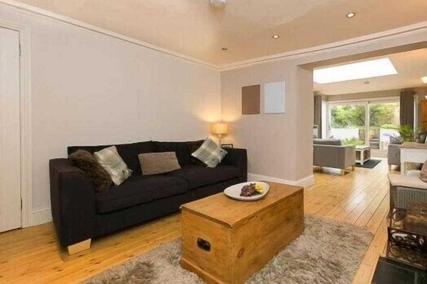Charming and stylish cottage in the heart of a pretty conservation village. Sleeps 7.