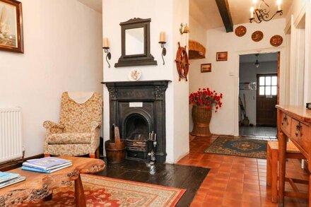 HARBOUR COTTAGE, pet friendly, character holiday cottage in Watchet