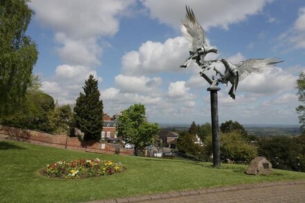 BAY TREE COTTAGE, pet friendly, with a garden in Droitwich Spa