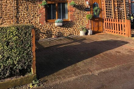 Home from home, cosy traditional Norfolk cottage with option to use beach hut