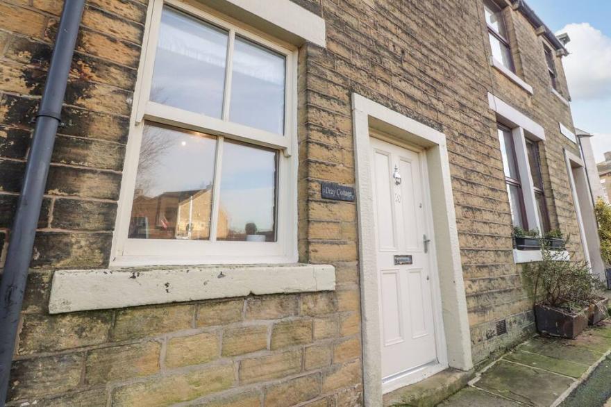 DRAY COTTAGE, Pet Friendly, With A Garden In Skipton