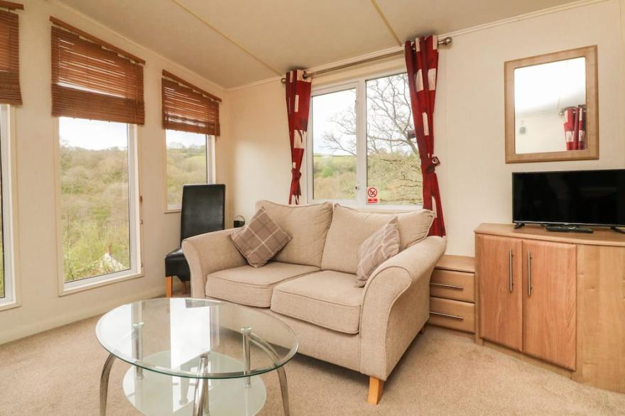 EXE VALLEY LODGE, pet friendly, with hot tub in Bampton, Devon