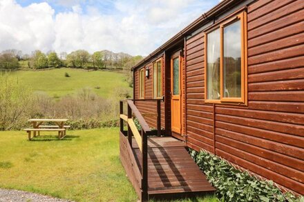 EXE VALLEY LODGE, pet friendly, with hot tub in Bampton, Devon