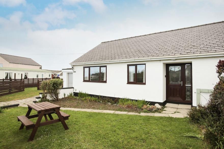 BWTHYN Y BAE, Pet Friendly, Country Holiday Cottage In Llanfaethlu